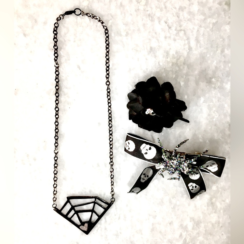 Spider web necklace & Black bow w/skull/spider hair clip & black flower hairclip - Picture 16 of 16